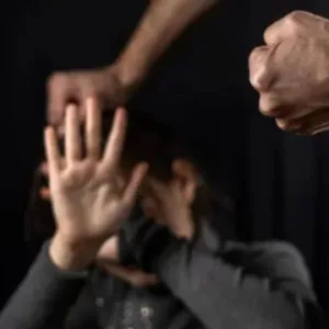 Homem é preso em Curitibanos após agredir ex e atacar PMs