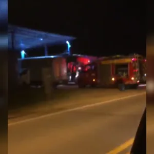 Homem morre esmagado por ônibus durante manutenção em Joinville