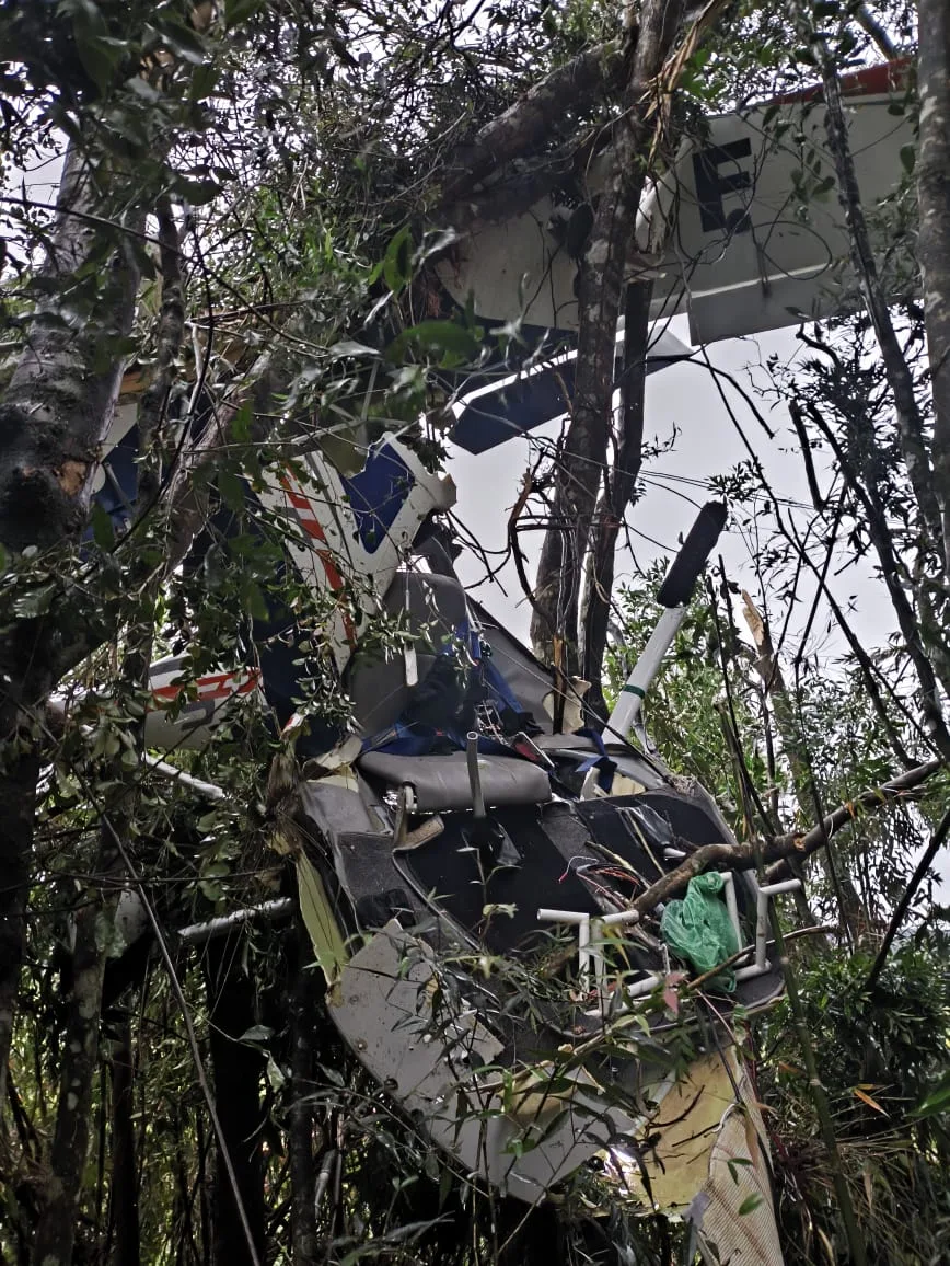 Imagens mostram destroços de avião matou piloto após sair de SC (2)