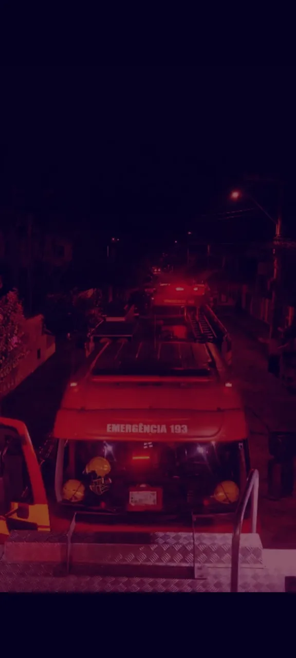 Incêndio atinge casa e destrói carro em Florianópolis