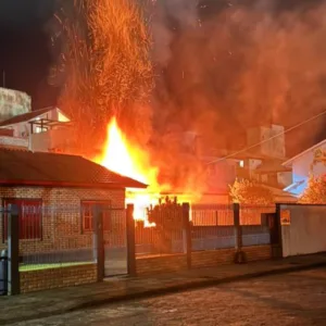 Incêndio atinge casa e destrói carro em Florianópolis