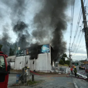 Incêndio atinge loja de autopeças em Blumenau