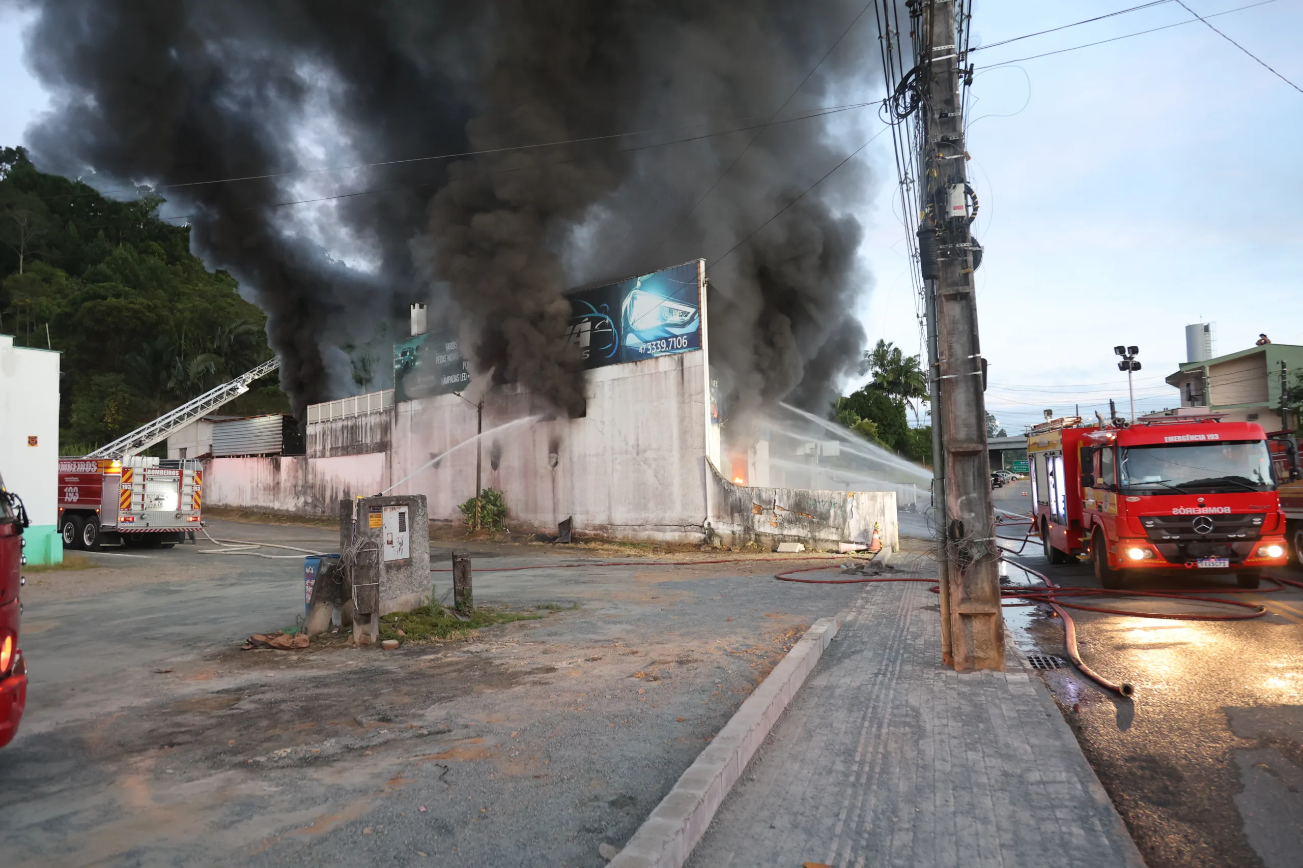 Incêndio atinge loja de autopeças em Blumenau