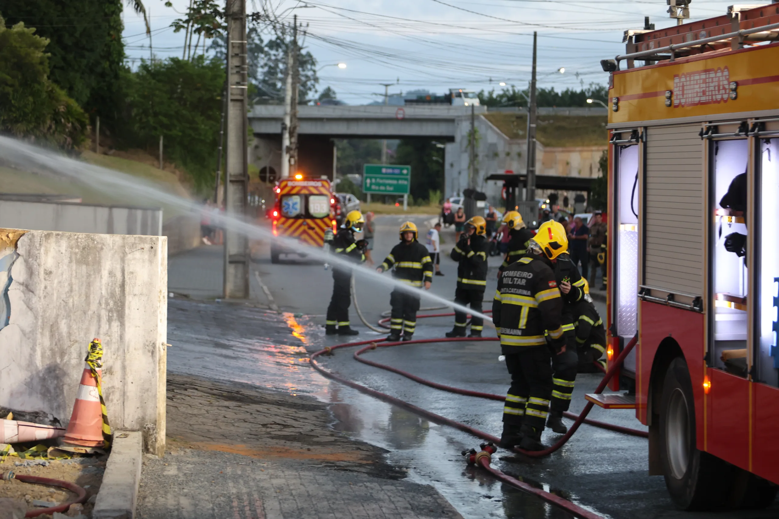 Incêndio atinge loja de autopeças em Blumenau
