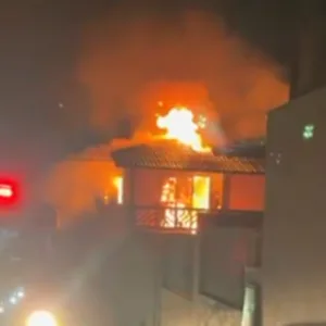 Incêndio destrói casa e assusta moradores em Florianópolis