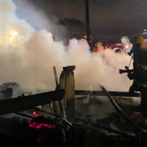 Incêndio destrói residência mista em Lages | Foto: 5º BBM