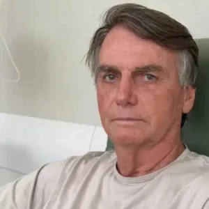 Jair Bolsonaro tem avanço e pode ir para o quarto, diz médico | Foto: Reprodução/X/@CarlosBolsonaro via SBT News
