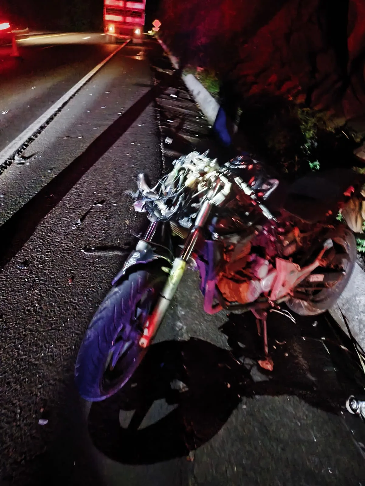 Jovem morre após acidente entre moto e caminhão na BR-282