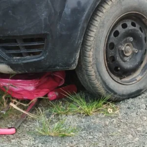 Mãe atropela filha de 11 anos no pátio de casa no Norte de SC