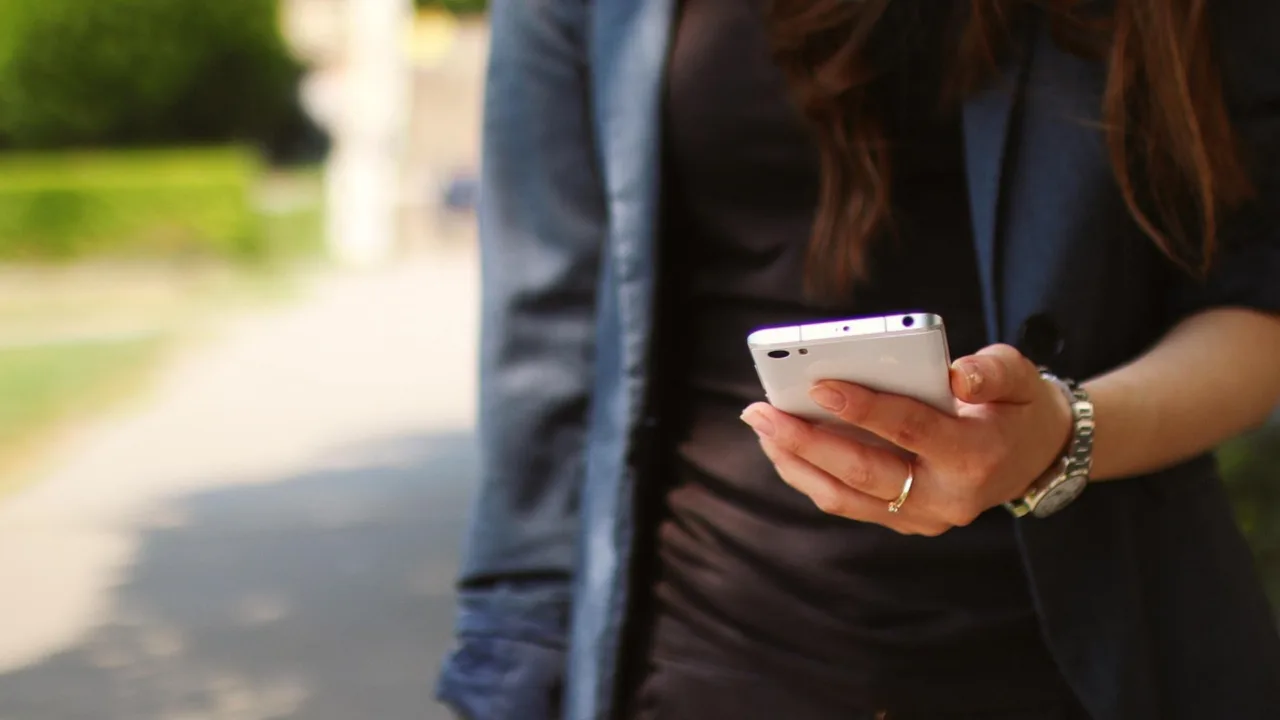 Mãe é condenada após postar vídeo da filha de 16 anos bêbada em SC