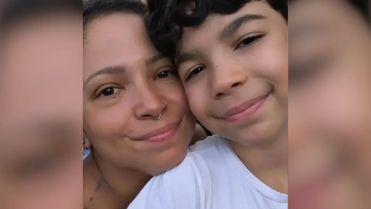 Mãe e filho morre após acidente entre bicicleta elétrica e ônibus