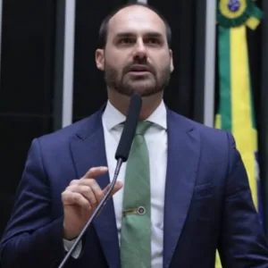 “Moraes cria narrativa para me atingir”, diz Eduardo Bolsonaro
