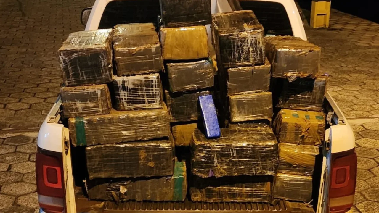 Motorista foge da PRF e abandona picape 'recheada' de maconha em SC