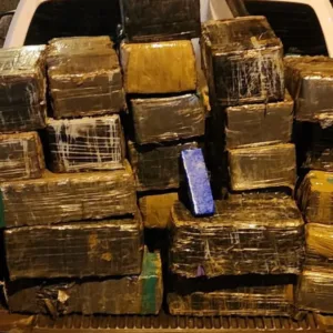 Motorista foge da PRF e abandona picape 'recheada' de maconha em SC