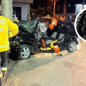Mulher morre após carro colidir contra poste em SC