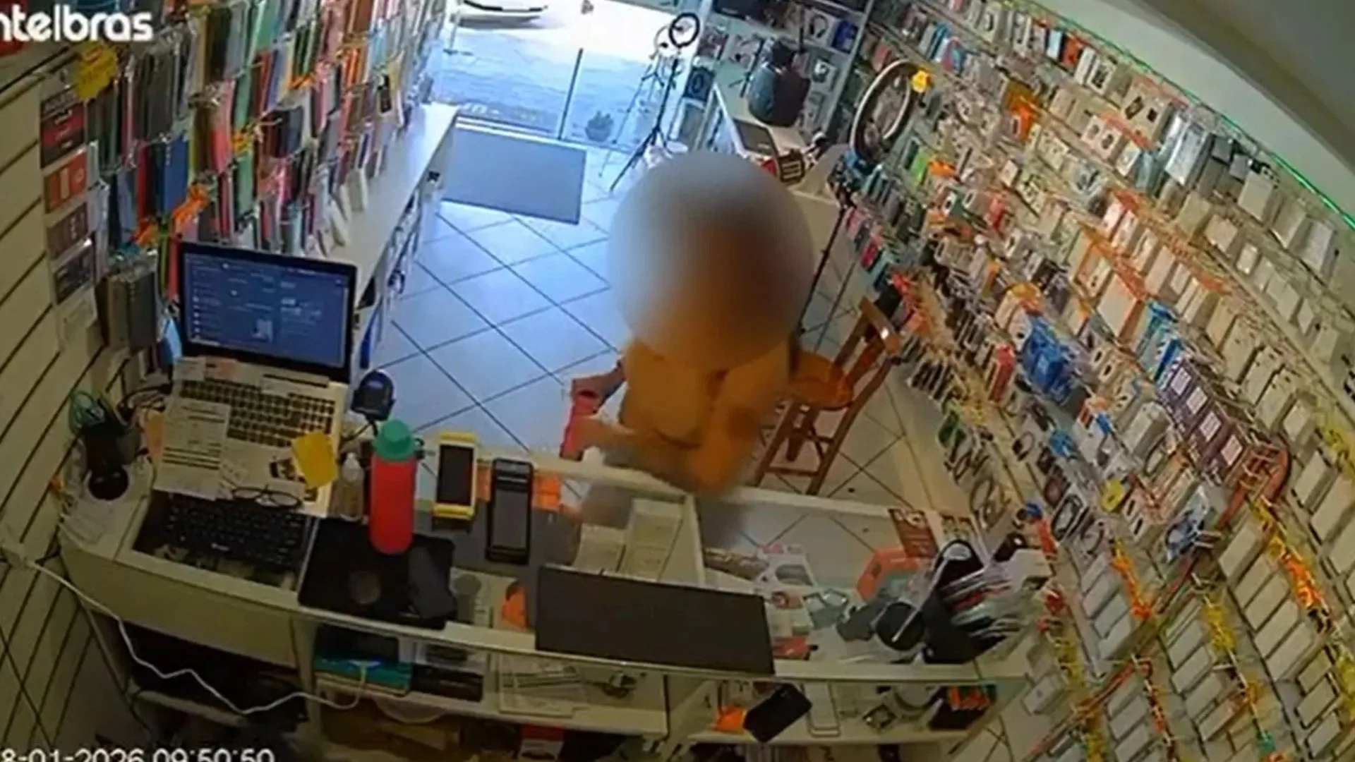 Câmera de segurança flagrou momento em que cliente faz falas racistas