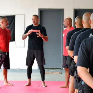 Lutador de MMA ensina técnicas a policiais penais em SC