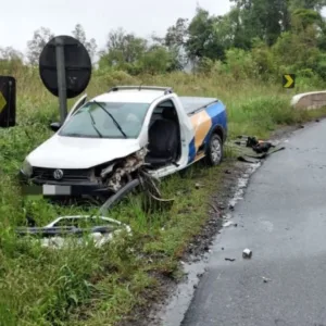 Motorista fica preso às ferragens após acidente na BR-470