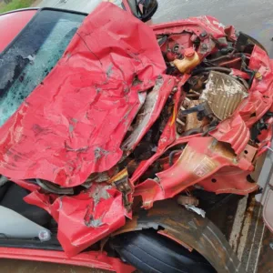 Passageira fica presa em ferragens após acidente na BR-280