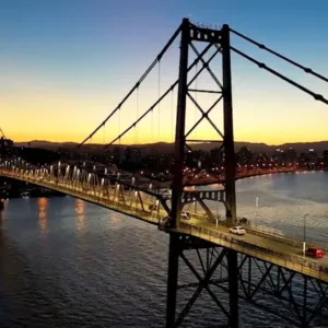 Ponte Hercílio Luz guarda histórias de quem a manteve viva | Foto: Youtube/Reprodução