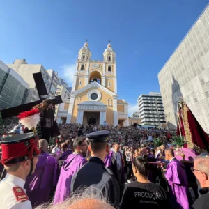 Procissão do Senhor dos Passos mobiliza mais de 115 mil pessoas em Florianópolis