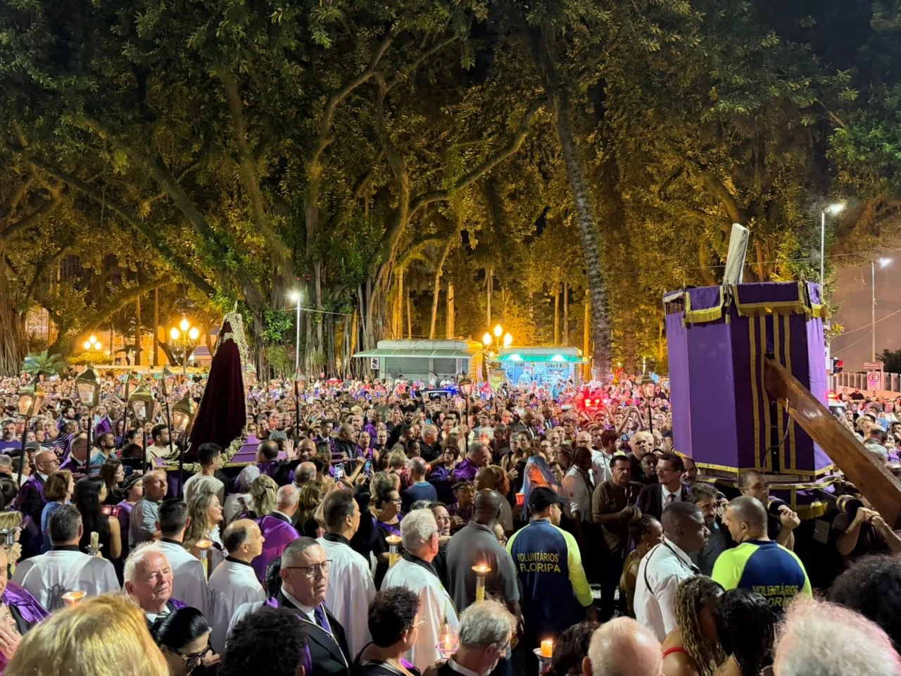 Momento do encontro das imagens emocionou multidão que acompanhava a Procissão do Senhor dos Passos