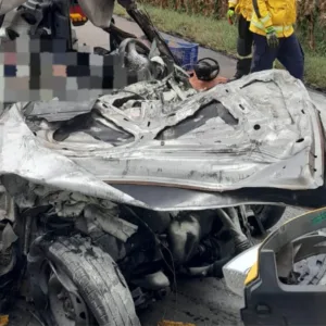 Quatro pessoas morrem após carro bater de frente com carreta