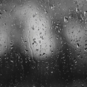 Queda nas temperaturas e alerta para temporais marcam o tempo em SC