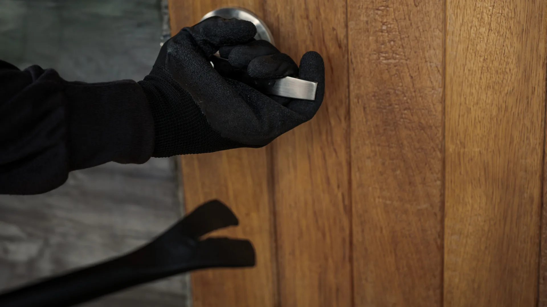 Criminosos renderam o casal e os mantiveram sob ameaça enquanto reviravam os cômodos da residência