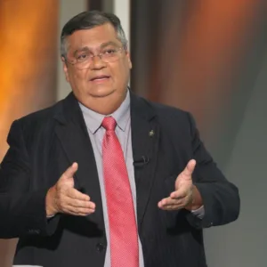 Senador quer ouvir Dino após suspensão de sigilo de Lulinha