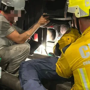 Trabalhador fica com pé preso em equipamento industrial em SC