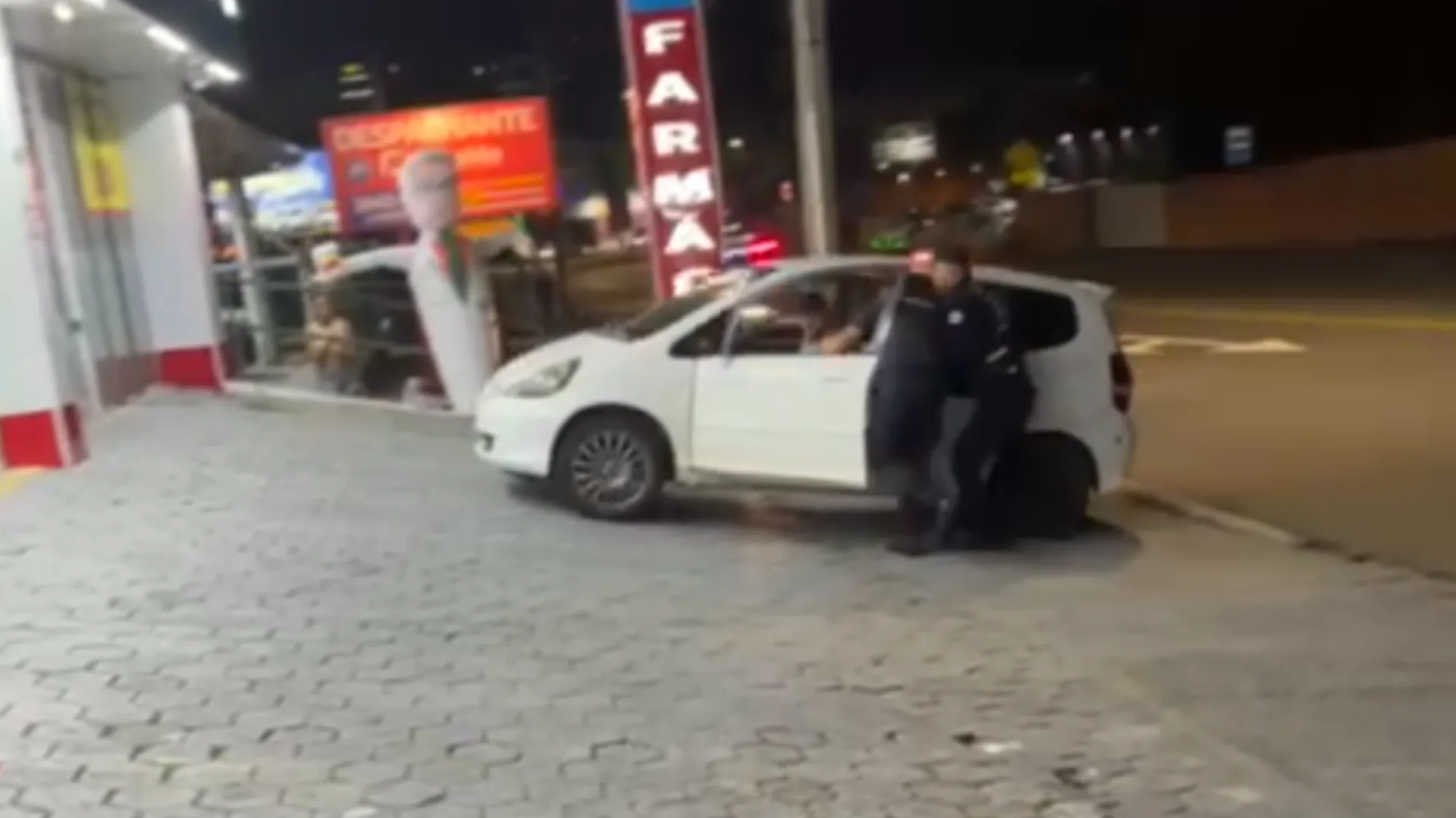 Agente caiu e bateu a cabeça durante ação