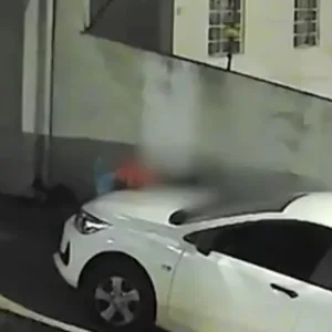 Vídeo mostra homem invadindo casa da ex e sendo agredido