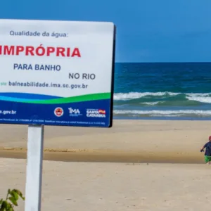 Mais de 23% dos pontos para banho em SC ​​são impróprios, aponta relatório