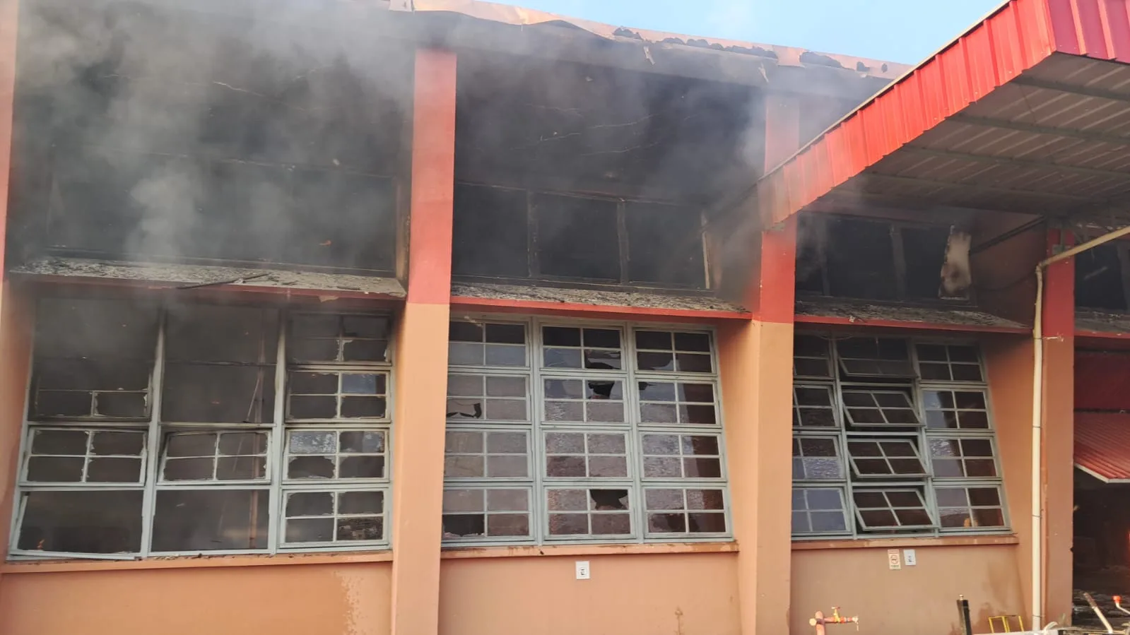 incêndio atinge galpão e mobiliza bombeiros em Brusque