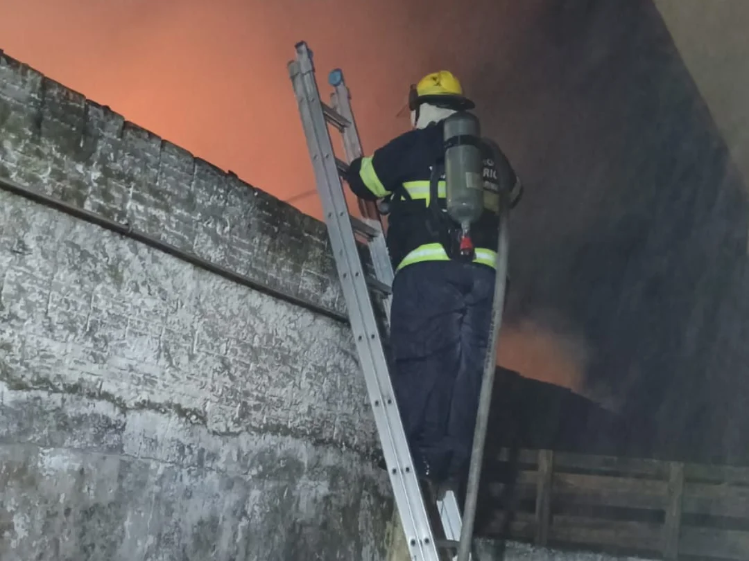 incêndio de grandes proporções destrói petisqueira em SC