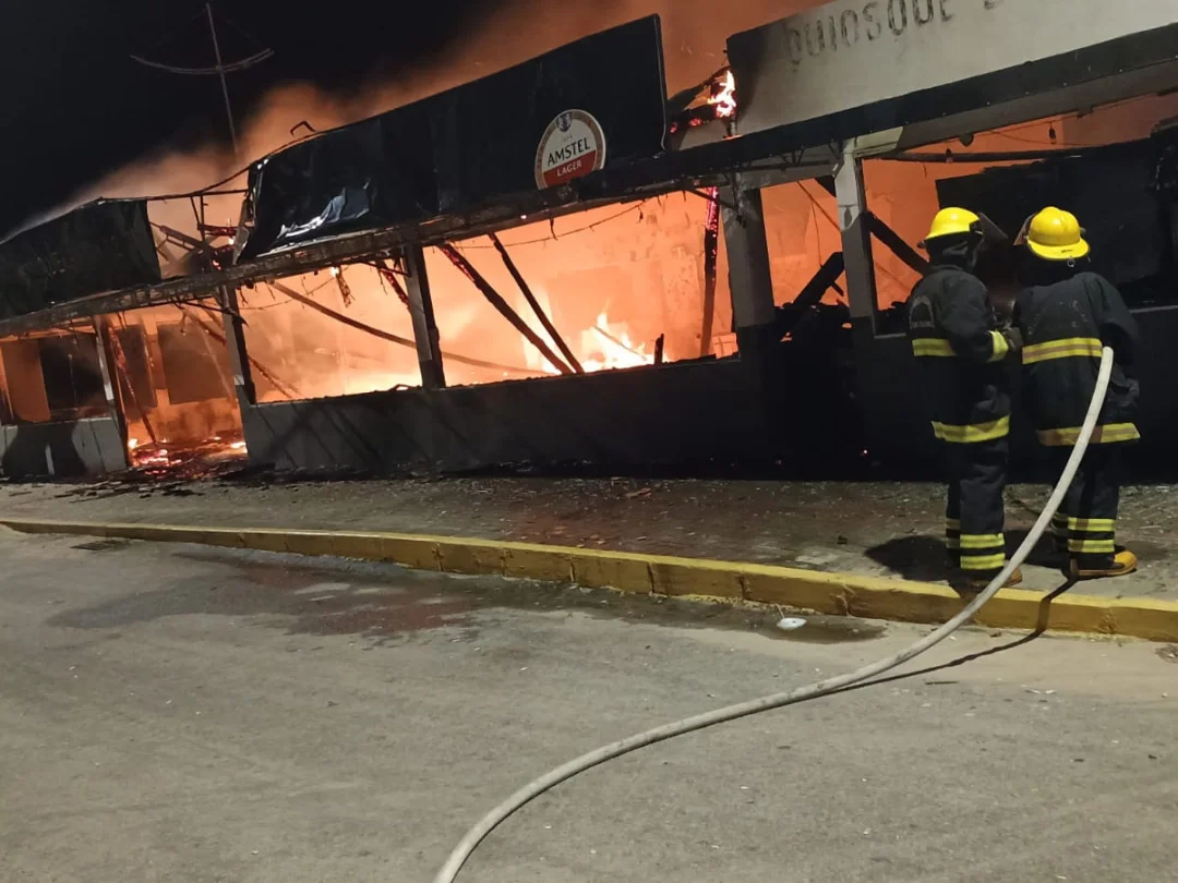 incêndio de grandes proporções destrói petisqueira em SC