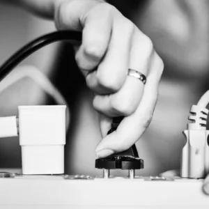 6 aparelhos que podem causar incêndio se ligados em régua de energia