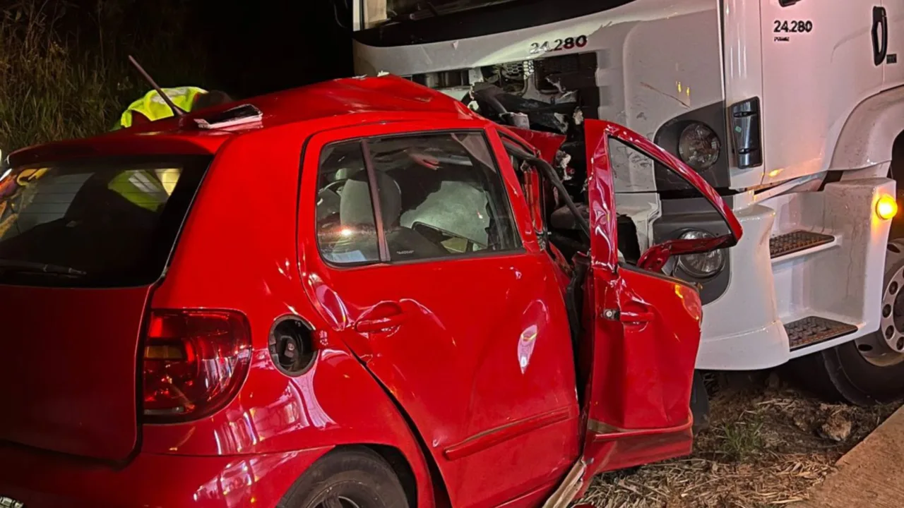 Mulher morre em batida violenta contra caminhão na BR-163 em SC