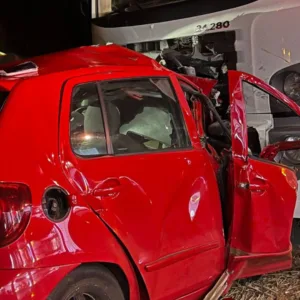 Mulher morre em batida violenta contra caminhão na BR-163 em SC