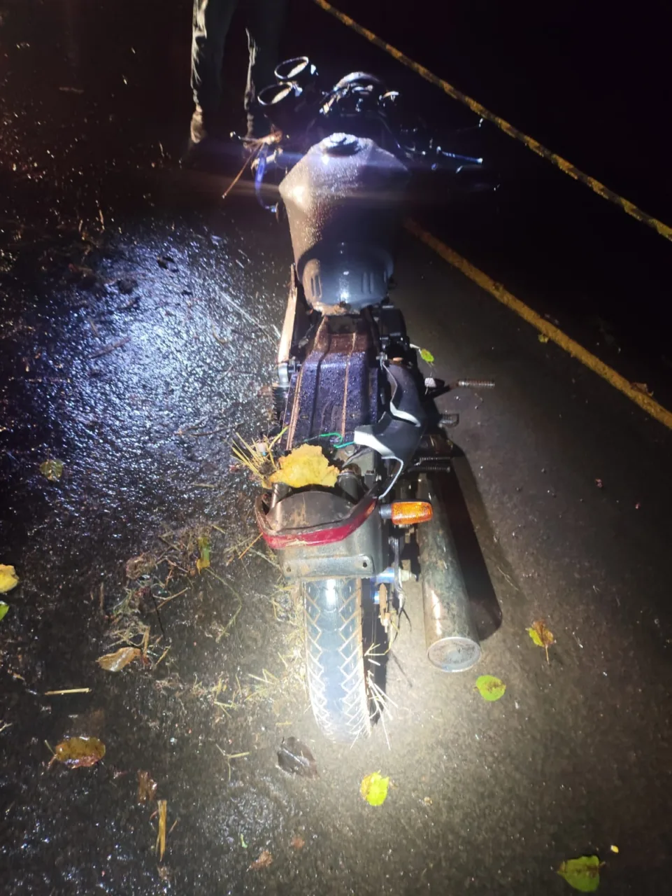 Acidente de moto deixa um morto e outro ferido em rodovia de SC