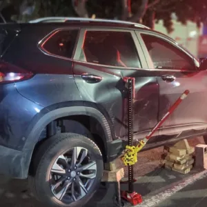 Acidente deixa jovem presa sob carro em Lages | Foto: 5º BBM