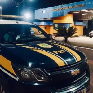 Acidente entre carro e caminhão deixa mulher ferida na BR-282 | Foto: PRF | Reprodução