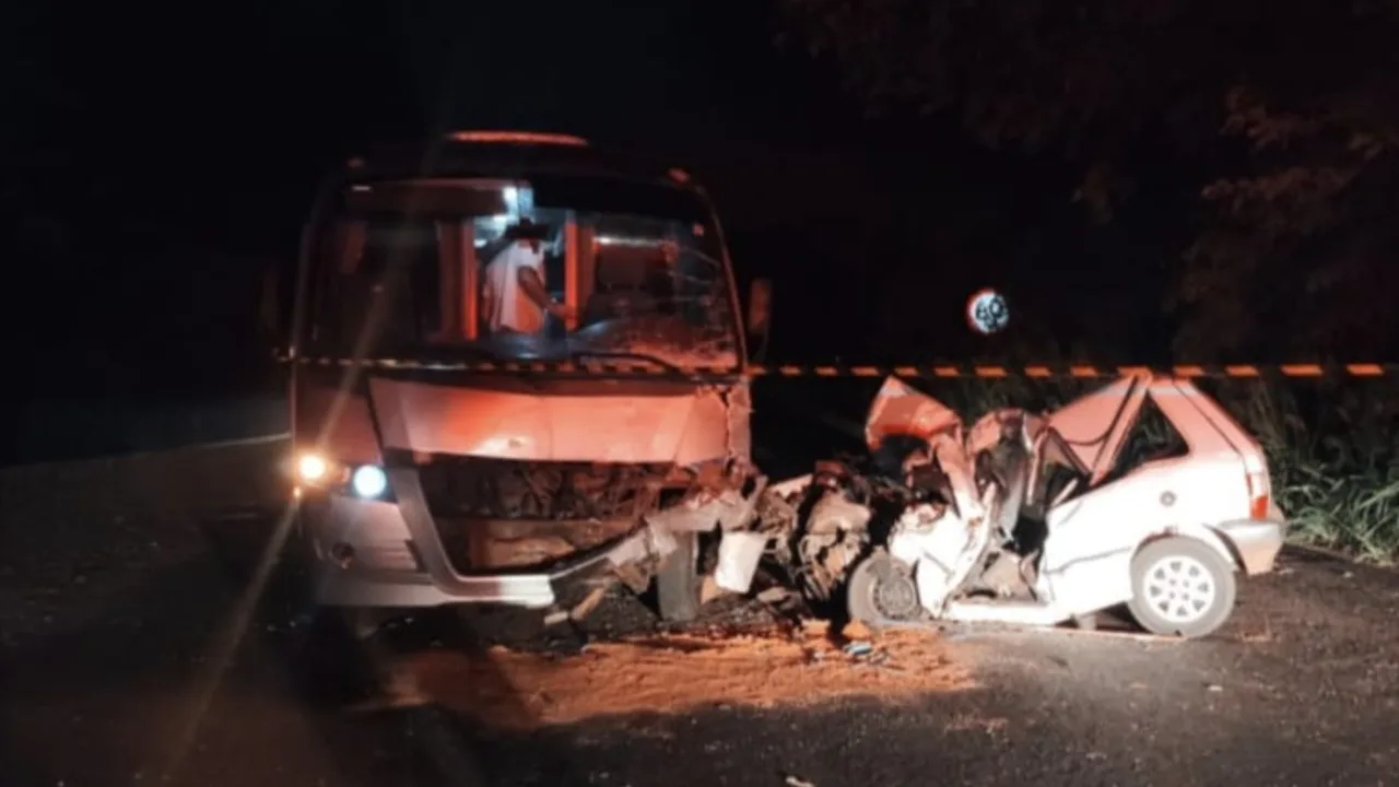 Acidente entre carro e ônibus mata motorista em SC