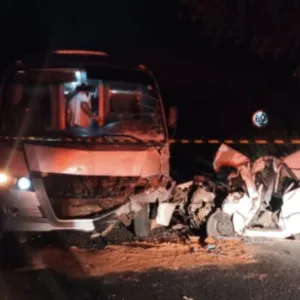 Acidente entre carro e ônibus mata motorista em SC