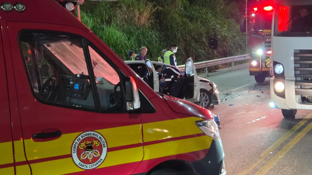 Acidente na BR-282 deixa quatro feridos e motorista preso às ferragens (2)