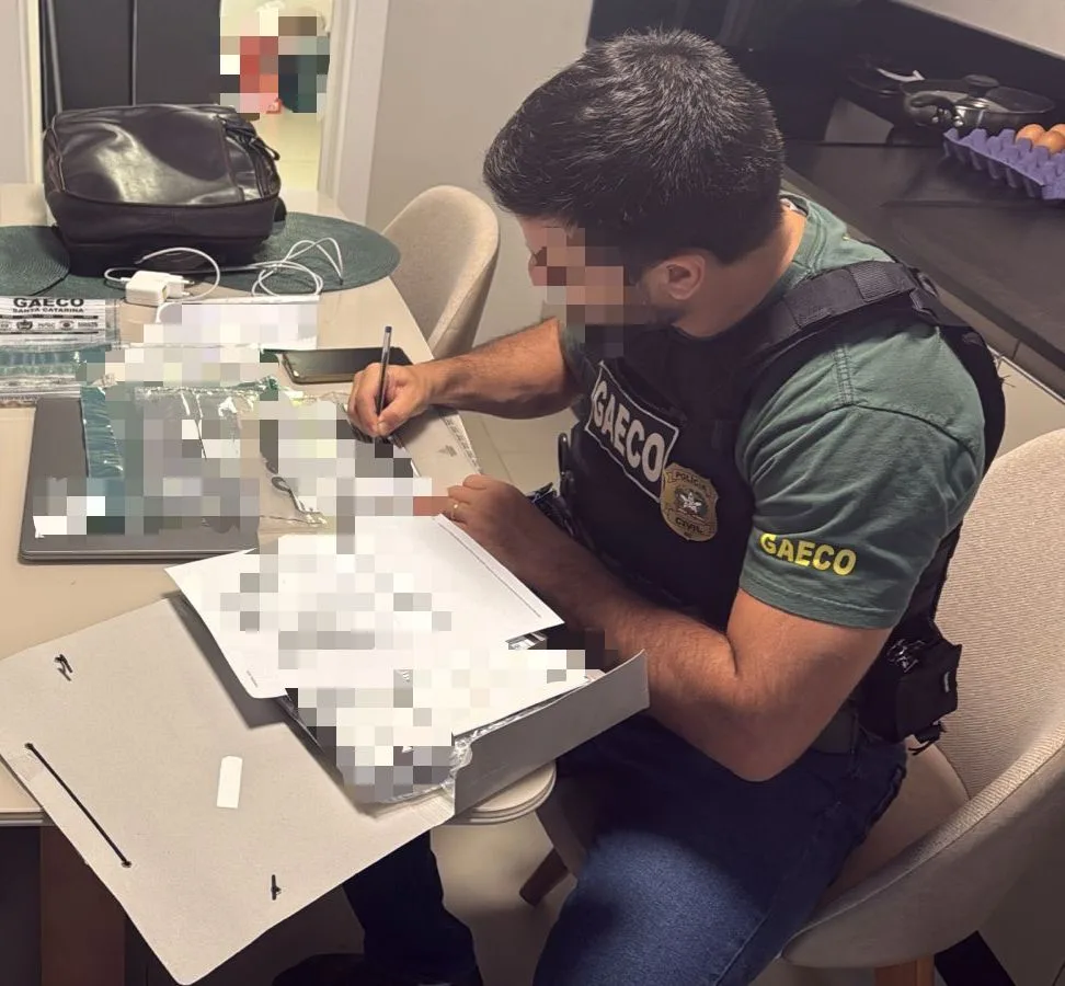 Advogado é investigado por levar smartwatches a presos em Joinville