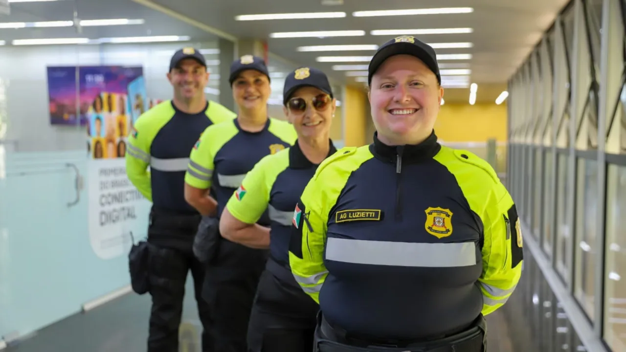 Agentes de trânsito de Criciúma ganham novo uniforme
