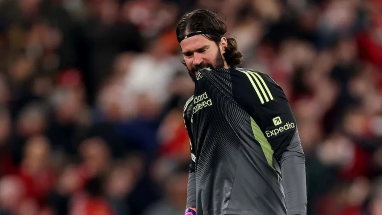 Alisson é eleito 3º melhor goleiro do mundo