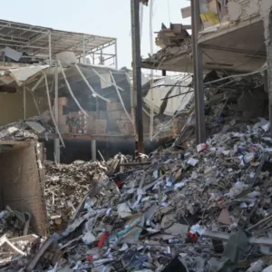 Após ataques no Líbano, Irã fecha Ormuz e ameaça trégua.| Foto: Divulgação SBT News / Reprodução